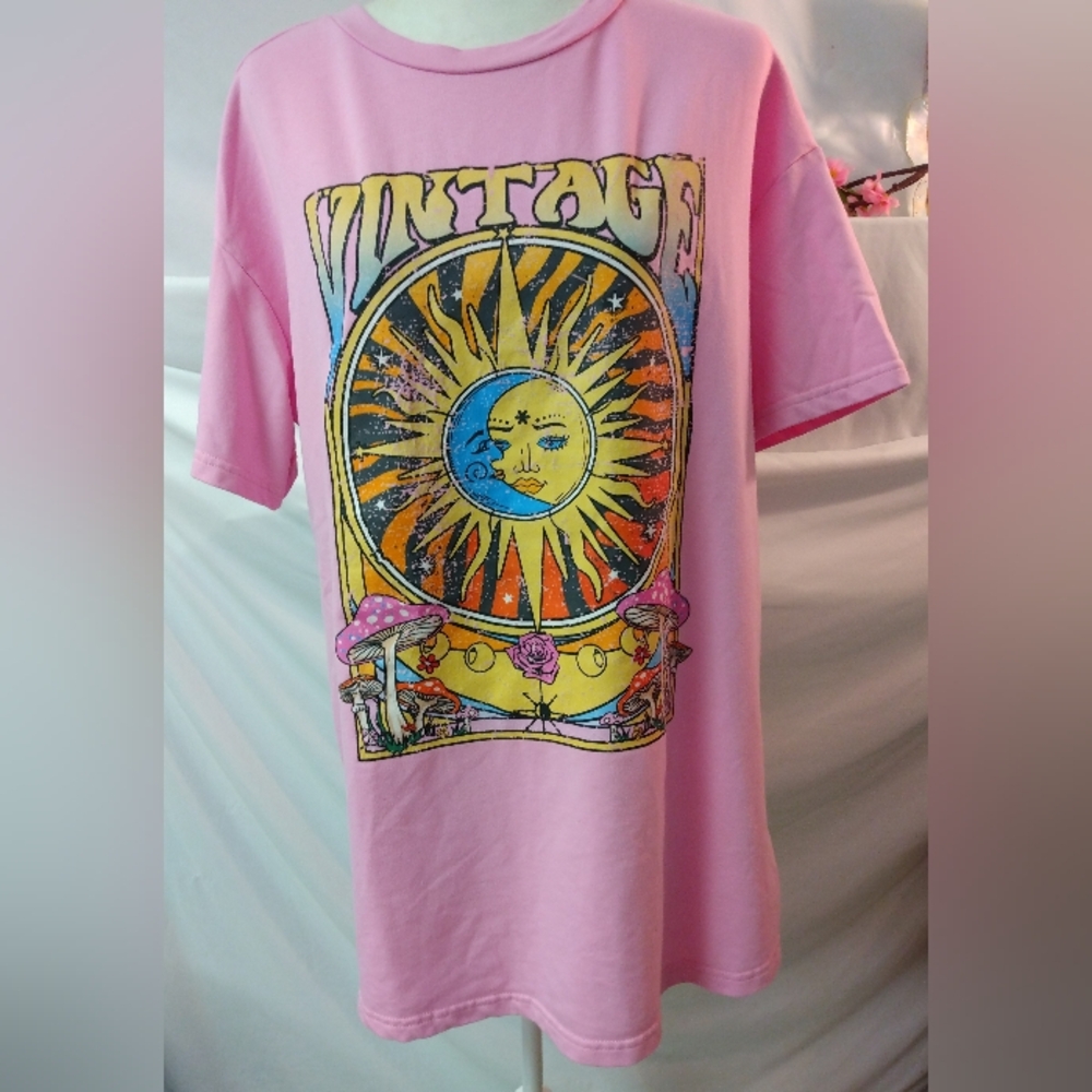 Shein "XS" pink, sun and moon printed tshirt. Looks new.